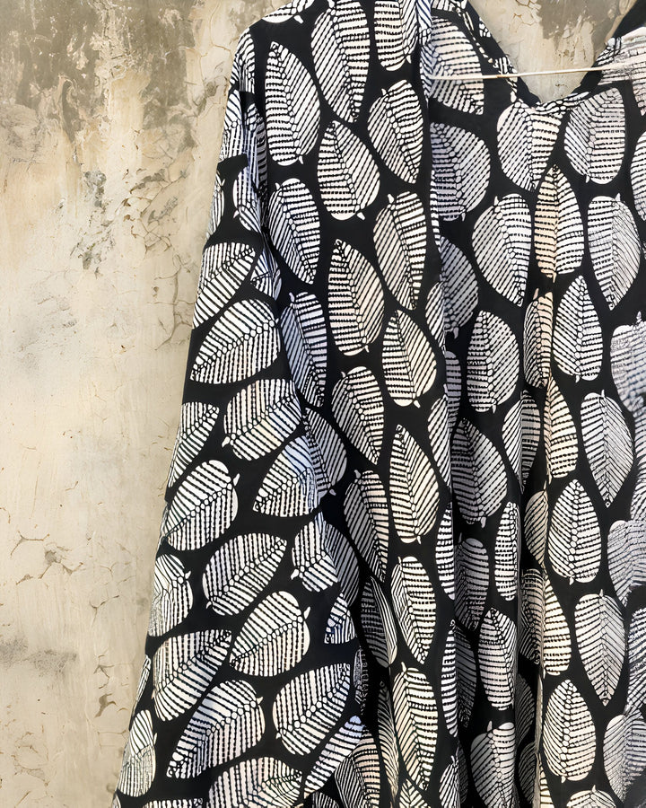 Kimono noir et blanc avec motif de feuilles. Vêtement tendance de notre collection. Idéal pour un look unique et élégant. Découvrez nos kimonos de haute qualité.