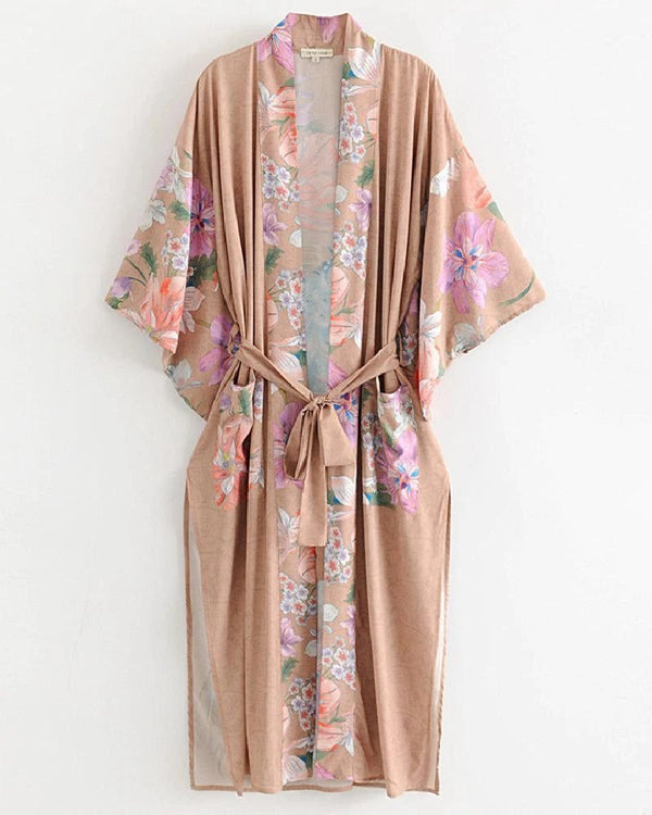 Kimono beige à motifs floraux, ceinture assortie. Vêtement d'intérieur léger et élégant. Découvrez notre collection de kimonos fleuris.