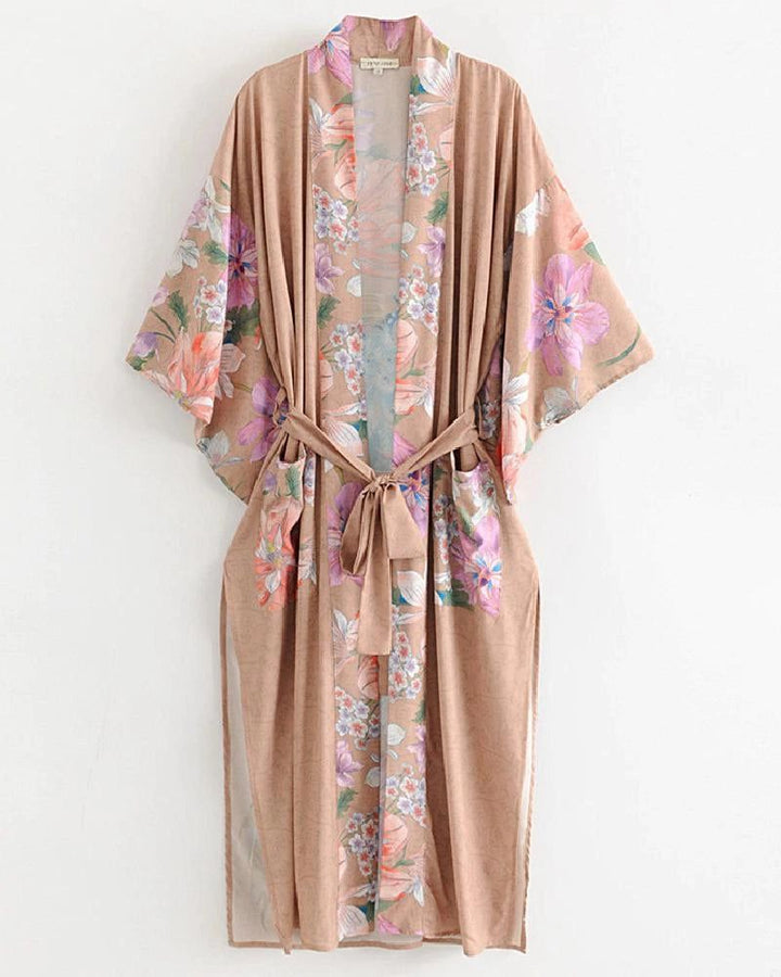 Kimono beige à motifs floraux, ceinture assortie. Vêtement d'intérieur léger et élégant. Découvrez notre collection de kimonos fleuris.