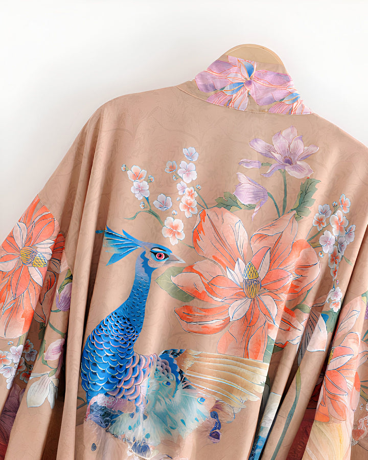 Kimono beige imprimé paon et fleurs, élégant vêtement d'extérieur. Détails floraux et motif paon bleu vif. Parfait pour un style japonais moderne et raffiné. Vente de kimonos en ligne.