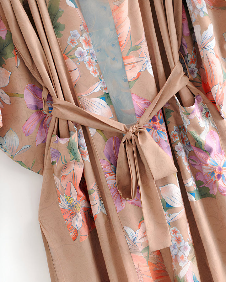 Kimono beige avec motif floral coloré et ceinture nouée. Détail élégant et confortable. Parfait pour ajouter une touche de style à votre garde-robe. Vente de kimonos en ligne.