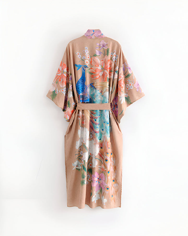 Kimono beige à motifs floraux et paon. Vêtement ample et confortable, idéal pour la détente à la maison ou en voyage. Style élégant et exotique. Disponible dans notre boutique de kimonos.