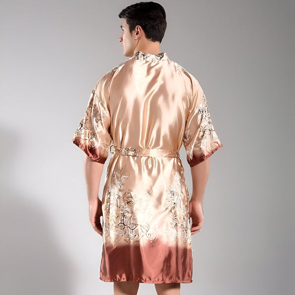 Homme portant un kimono beige en soie avec motifs floraux. Vue arrière du peignoir avec ceinture. Vêtements de nuit japonais élégants.