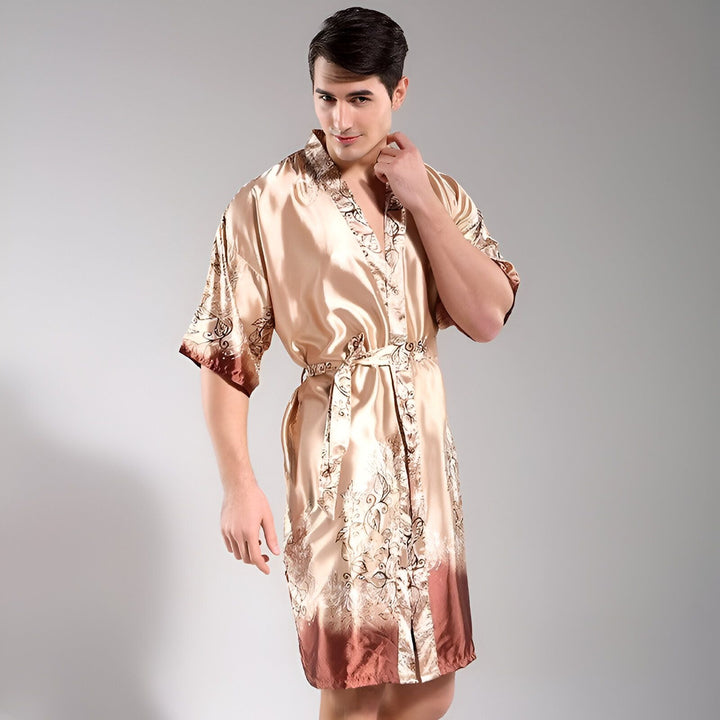Homme portant un kimono en soie beige avec motifs floraux. Vente de kimonos pour hommes et femmes.