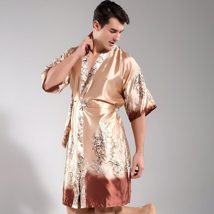 Homme portant un kimono doré à motifs floraux. Élégance et confort. Parfait comme vêtement d'intérieur ou cadeau original. Découvrez notre collection de kimonos.