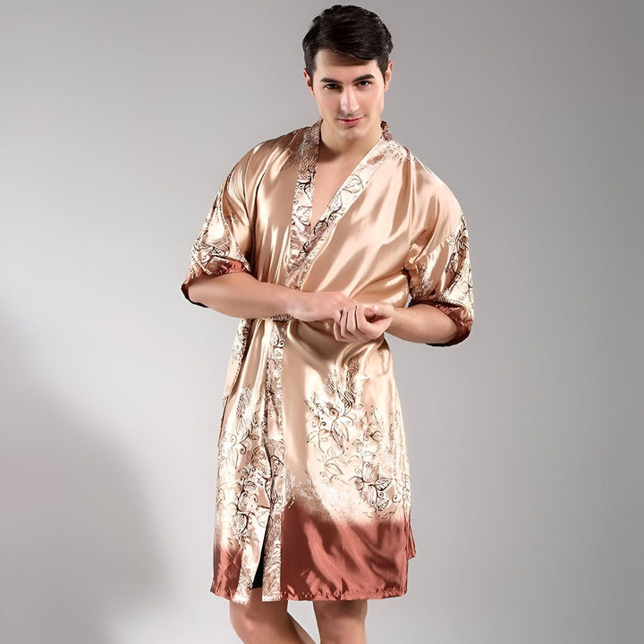 Homme portant un kimono en soie beige et marron avec des motifs floraux. Vente de kimonos pour hommes.