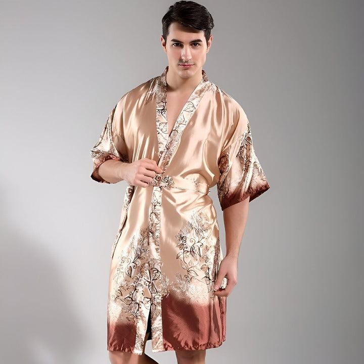 Homme portant un kimono en soie doré avec motifs floraux. Vêtements de détente élégants. Kimonos de luxe pour hommes disponibles à l'achat.