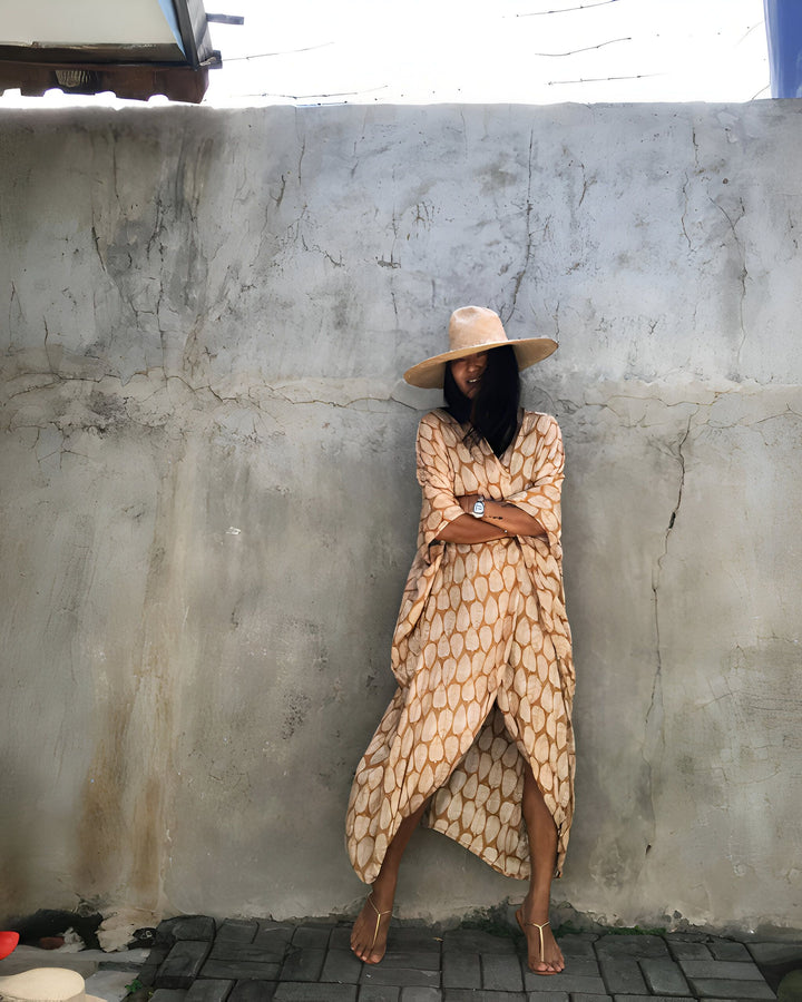 Femme portant un kimono beige à motifs, chapeau de paille. Vêtements style kimono à vendre.