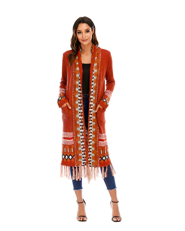 Kimono long orange avec motifs ethniques porté par une femme. Notre collection de kimonos pour un style unique.