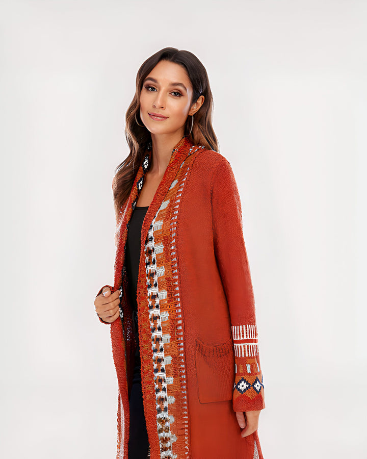 Femme portant un long kimono orange avec motifs ethniques. Vêtements de style kimono pour femmes. Mode kimono confortable et élégant. Nouvelle collection de kimonos.