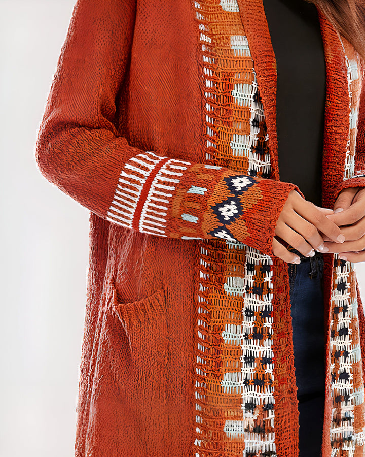Kimono long marron avec motifs ethniques. Détails complexes sur les manches et l'ouverture. Idéal pour un look bohème chic. Vêtements kimono de notre collection.