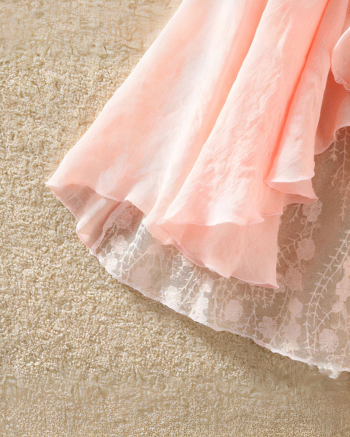 Kimono rose pâle en mousseline avec détails en dentelle délicate. Vêtement élégant et confortable, idéal pour la détente. Découvrez notre collection de kimonos uniques.