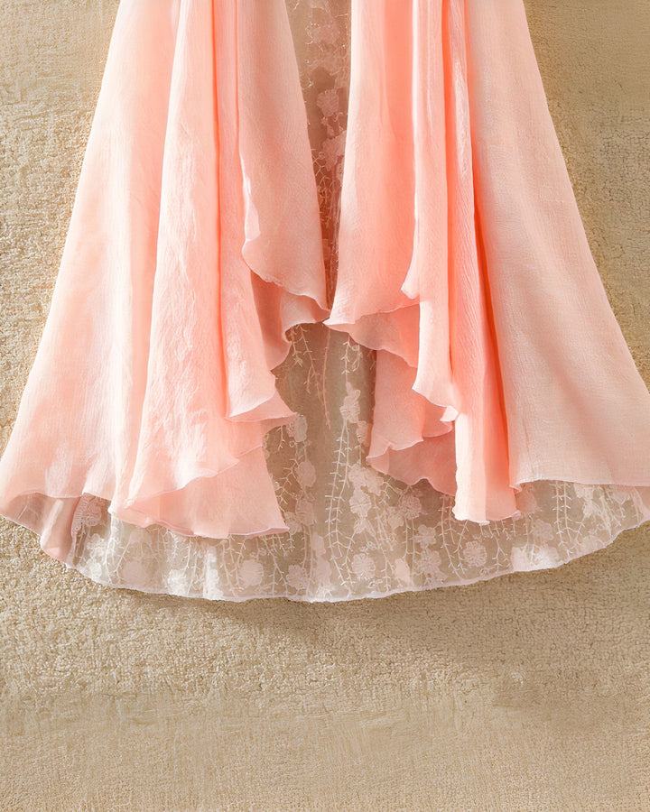 Kimono rose pâle avec bordure en dentelle florale, vêtement léger et élégant. Parfait pour compléter votre garde-robe avec une touche de sophistication. Découvrez notre collection de kimonos uniques.