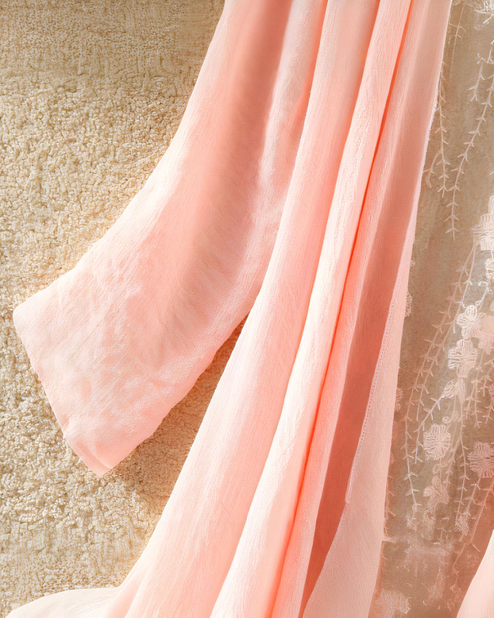Gros plan d'un kimono rose clair, tissu fluide et manches amples. Vêtements traditionnels japonais revisités, idéal pour une tenue décontractée et élégante. Découvrez notre collection de kimonos uniques.