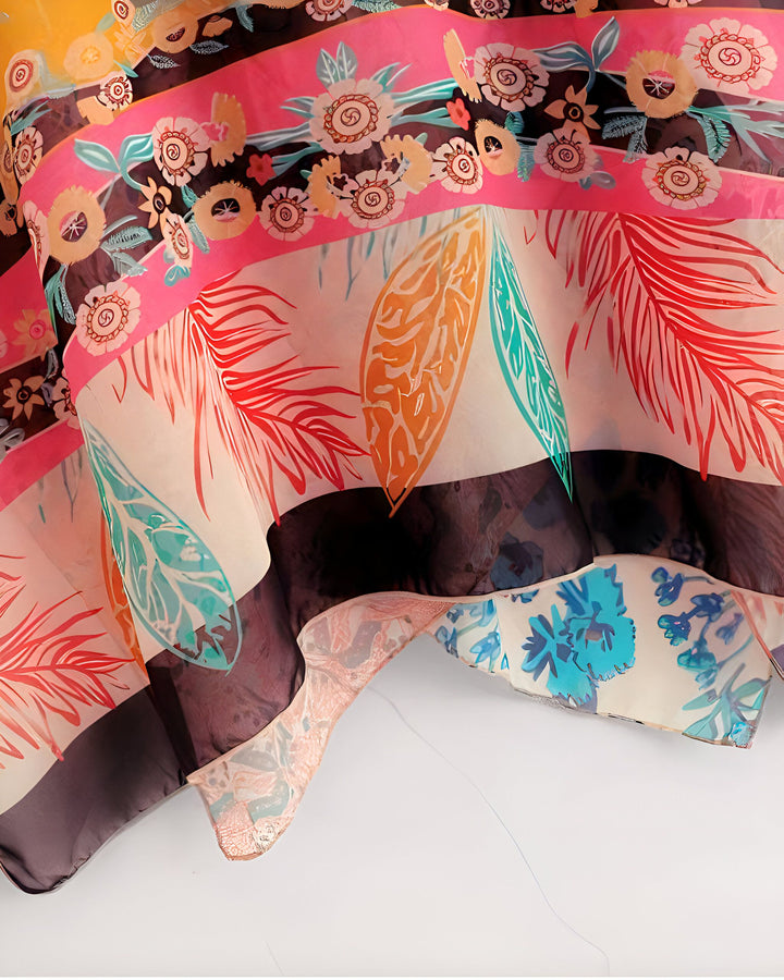 Détail d'un kimono coloré avec motifs floraux et végétaux. Tissu léger, rayures vives en rose, jaune, bleu et noir. Collection de kimonos pour femme.