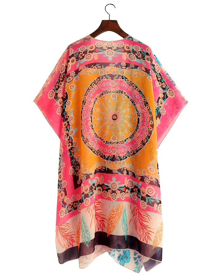 Kimono coloré à motifs floraux et géométriques, suspendu à un cintre. Vêtement d'extérieur léger et élégant, idéal pour compléter une tenue estivale. Découvrez notre collection de kimonos uniques !