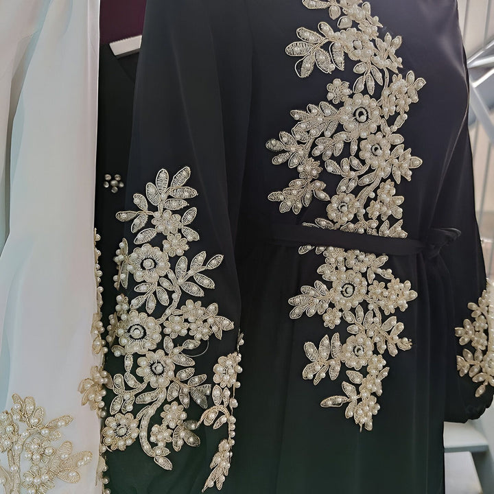 Kimono élégant noir et blanc avec broderies florales perlées. Collection de kimonos de luxe, robes d'intérieur. Mode japonaise traditionnelle revisitée. Achetez votre kimono unique ici!