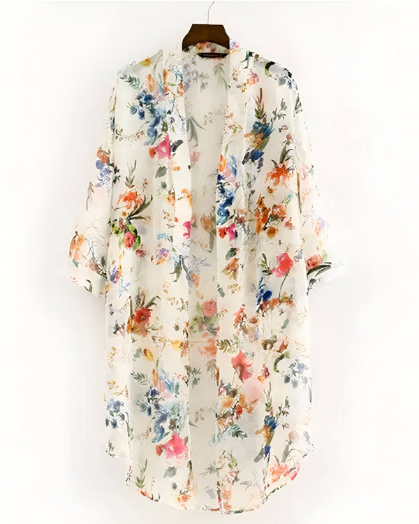 Kimono fleuri pour femme suspendu à un cintre. Vêtement léger et élégant avec motifs floraux colorés. Idéal pour un look estival et bohème.