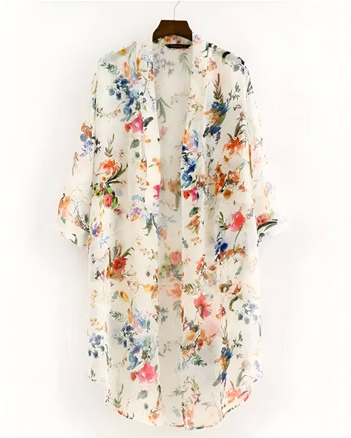 Kimono fleuri pour femme suspendu à un cintre. Vêtement léger et élégant avec motifs floraux colorés. Idéal pour un look estival et bohème.