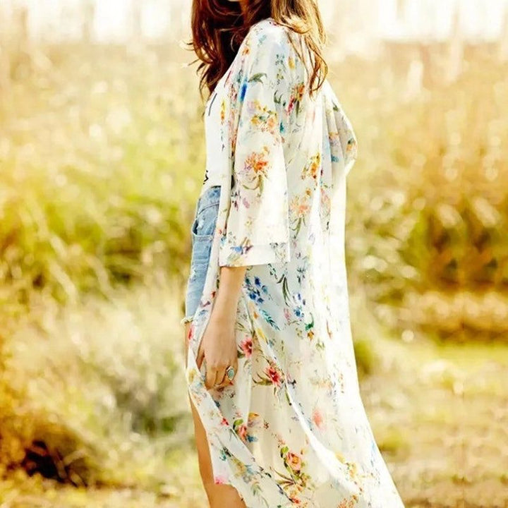 Femme portant un kimono long à motifs floraux, collection kimono. Kimono léger et élégant, parfait pour l'été. Vêtements style kimono pour femme. Découvrez notre gamme de kimonos fleuris.