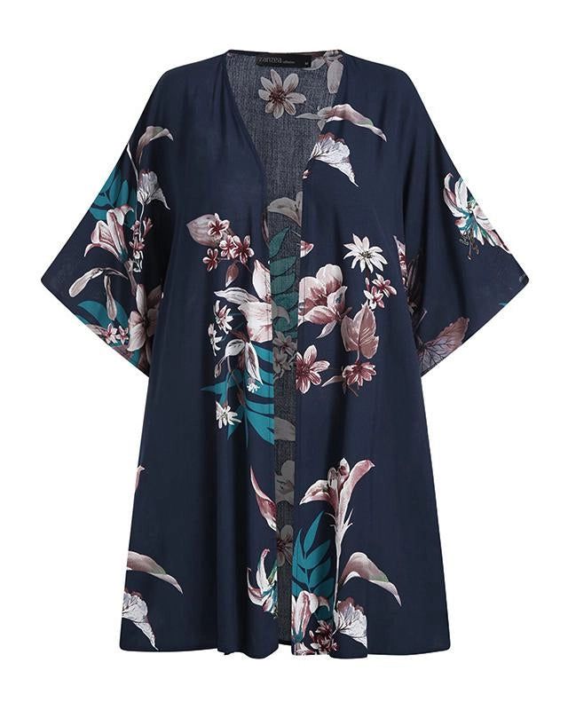 Kimono bleu marine à motifs floraux, manches courtes et col en V. Vêtement léger et élégant, idéal pour compléter votre tenue. Découvrez notre collection de kimonos.