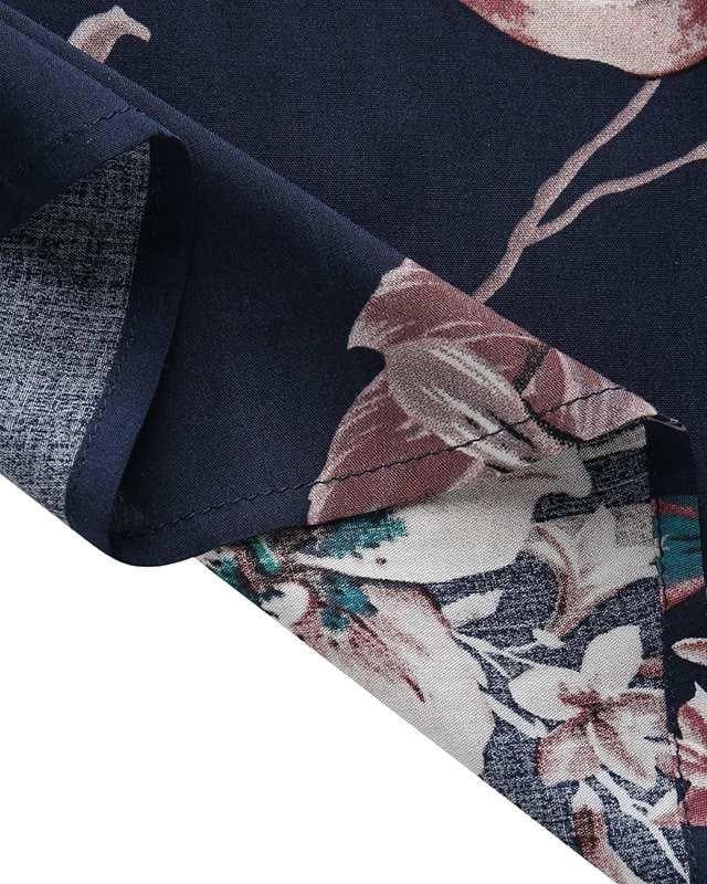 Détail du tissu d'un kimono à motifs floraux sur fond bleu marine. Idéal pour un look élégant et confortable. Découvrez notre collection de kimonos uniques.