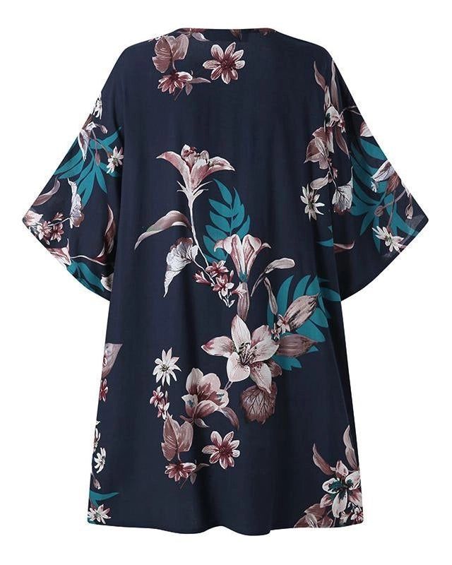 Kimono bleu marine à motifs floraux, vêtement ample et confortable. Idéal pour se détendre à la maison ou ajouter une touche d'élégance à votre tenue. Disponible dans notre collection de kimonos.