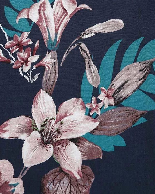 Motif floral sur tissu bleu marine, idéal pour un kimono élégant. Détails délicats des fleurs roses et feuilles turquoise. Texture unique pour un style japonais authentique.