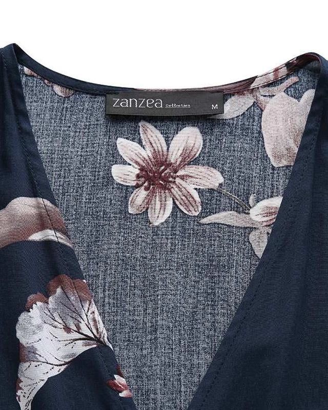 Détail d'un kimono fleuri bleu marine. Étiquette Zanzea visible. Idéal pour un style japonais élégant et confortable. Découvrez notre collection de kimonos uniques.