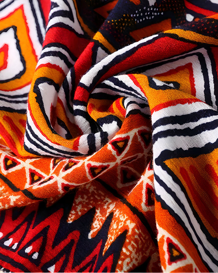 Motif géométrique coloré sur tissu de kimono. Détail de kimono avec des motifs abstraits en orange, rouge, noir et blanc. Texture textile pour kimonos uniques.