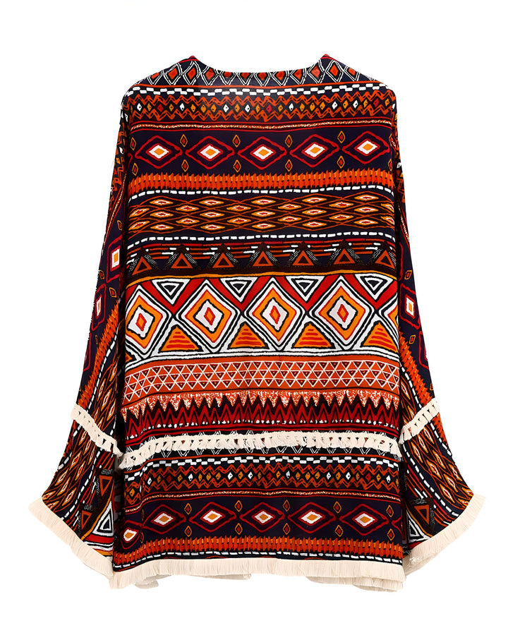 Kimono à motifs géométriques ethniques. Détails de franges blanches. Vêtement ample et coloré, idéal pour un look bohème.