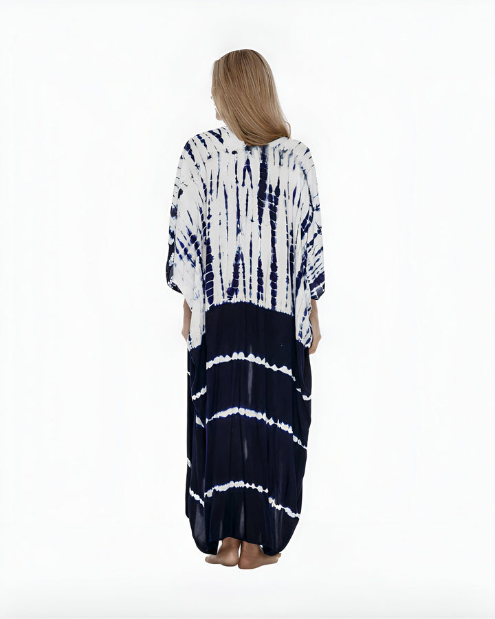 Femme vue de dos portant une longue robe ample tie-dye bleue et blanche. Style décontracté, vêtement d'été.