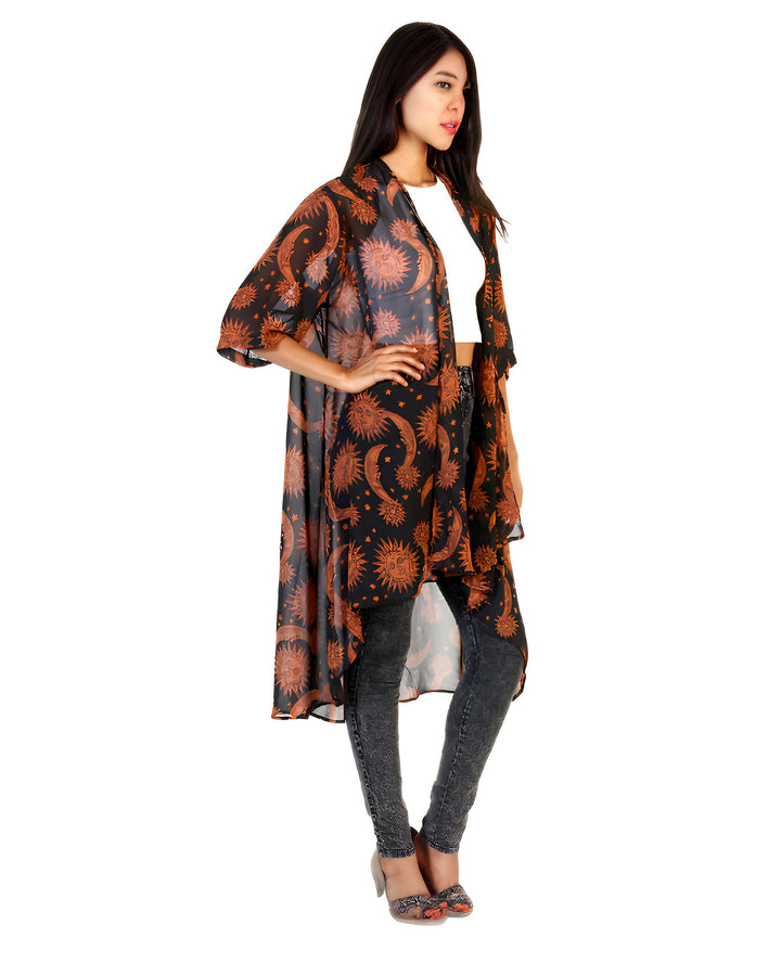 Kimono long noir et orange à motifs de soleil et de lune porté par une femme, sur un jean et un haut blanc. Vente de kimonos originaux.