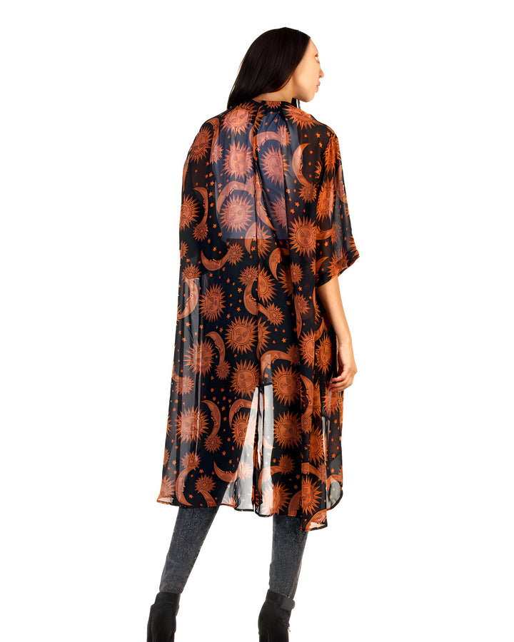 Kimono long noir et orange avec motifs soleil et lune, vêtement de style japonais pour femme.