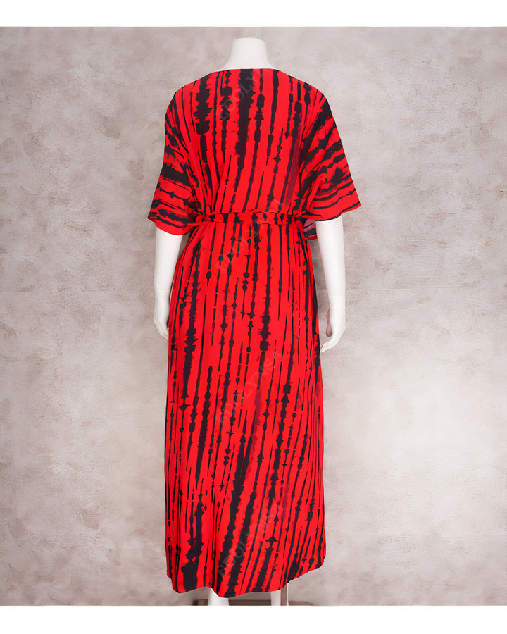 Vue arrière d'une longue robe rouge à rayures noires, portée par un mannequin. La robe est cintrée à la taille.