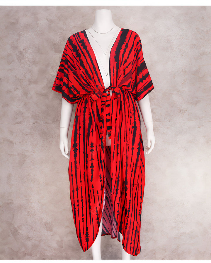 Kimono rouge à rayures noires porté sur un mannequin blanc. Le kimono est noué à la taille et le mannequin porte un collier argenté.