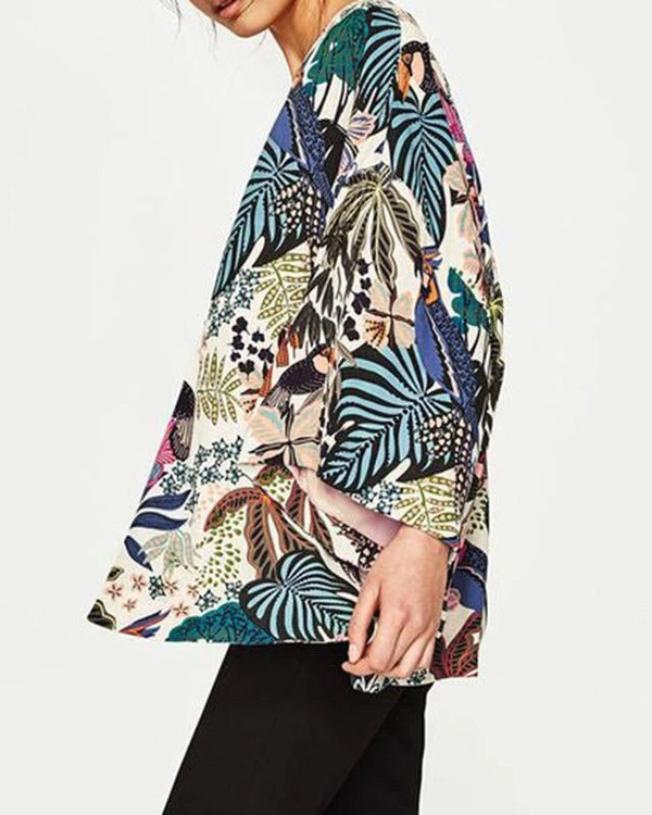 Veste à motifs tropicaux avec des feuilles de palmier et des toucans, idéale pour un look bohème et estival. Vêtement d'extérieur tendance et coloré pour femme.