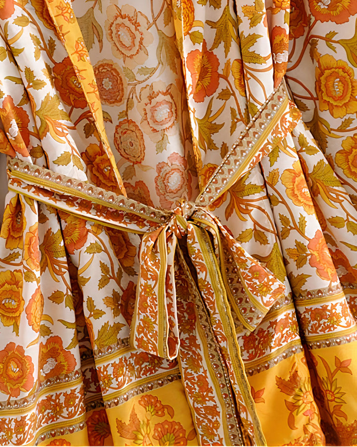 Kimono fleuri jaune et orange avec ceinture nouée. Vêtement d'intérieur élégant. Idéal pour se détendre avec style. Découvrez notre collection de kimonos.