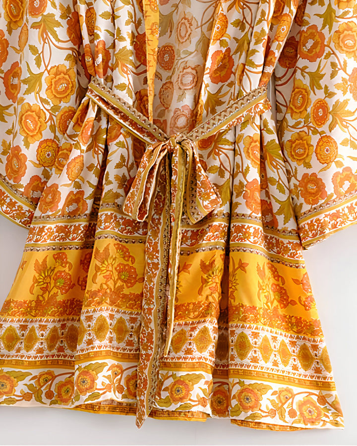 Kimono fleuri jaune et blanc avec ceinture. Vêtement d'intérieur léger et confortable, parfait pour la détente ou comme tenue d'été élégante. Style bohème chic, disponible à l'achat.