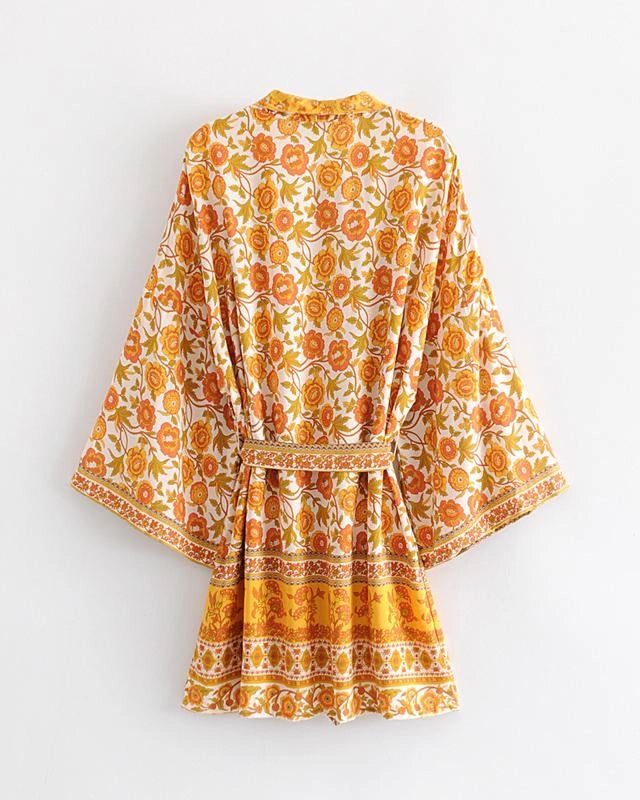 Kimono fleuri orange et blanc avec ceinture. Vêtement d'intérieur confortable et élégant. Collection de kimonos pour femme.