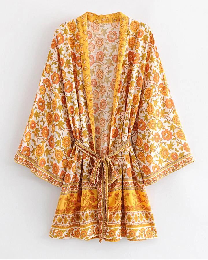 Kimono fleuri jaune et orange, style bohème. Vêtement léger et confortable, parfait pour la superposition. Disponible dans notre boutique de kimonos.