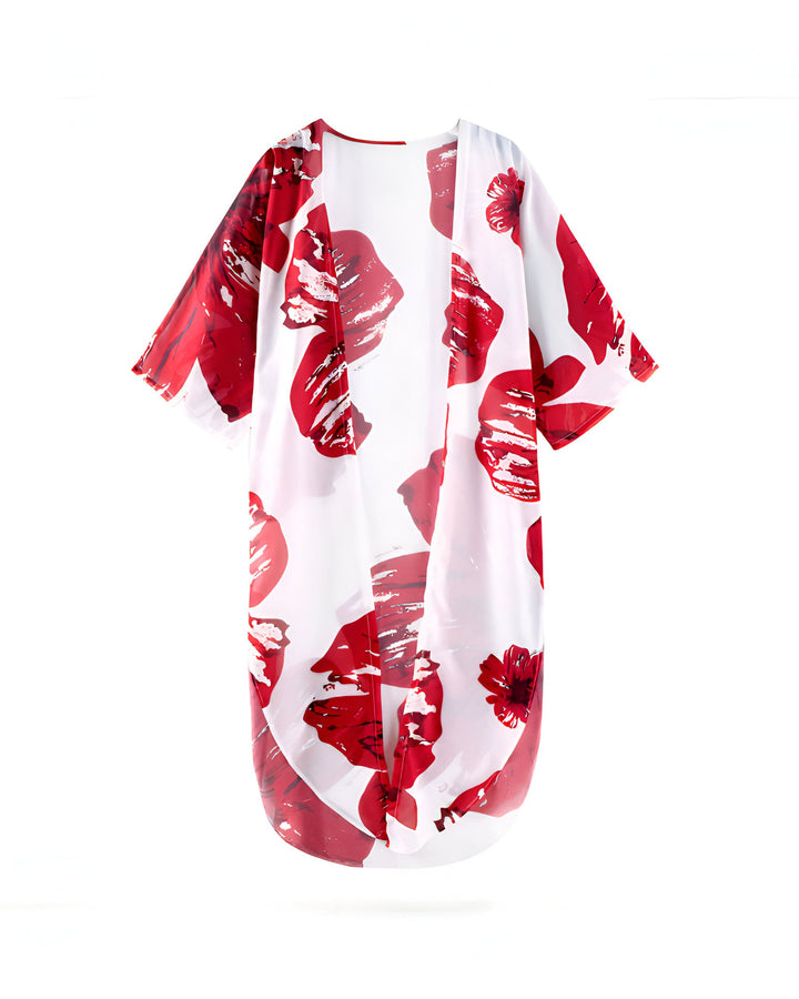 Kimono long blanc à motif floral rouge. Vêtement d'été léger avec des manches courtes et une coupe ample. Parfait pour la plage ou une tenue décontractée. Style bohème chic.
