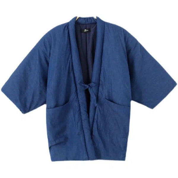 Kimono japonais bleu, style veste courte avec ceinture nouée. Vêtement traditionnel, idéal pour un look tendance et confortable. Découvrez notre collection de kimonos uniques.