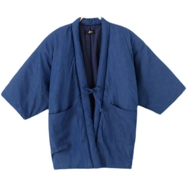 Kimono japonais bleu, style veste courte avec ceinture nouée. Vêtement traditionnel, idéal pour un look tendance et confortable. Découvrez notre collection de kimonos uniques.