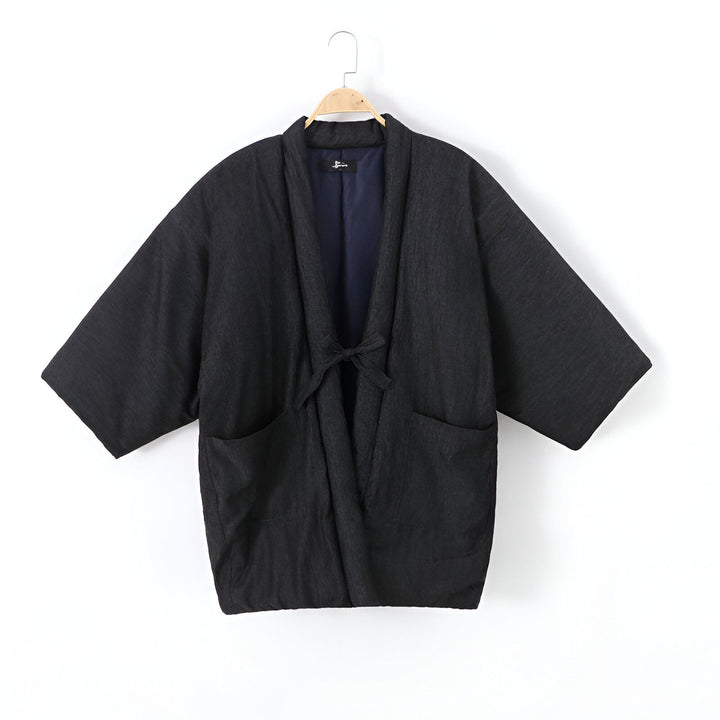 Kimono noir décontracté suspendu. Vêtement japonais traditionnel avec poches et doublure bleue. Idéal pour compléter votre garde-robe. Découvrez notre collection de kimonos uniques!