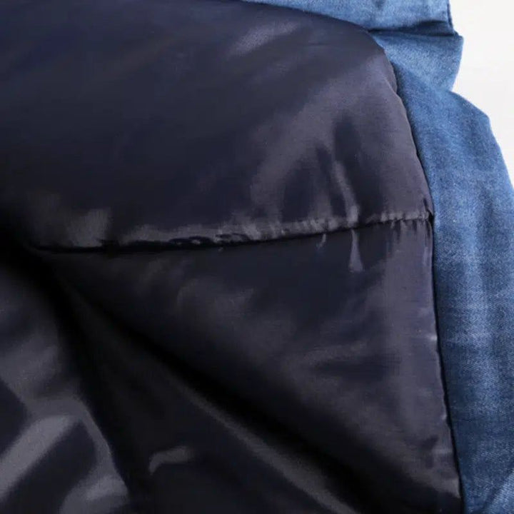Intérieur d'un kimono en jean bleu avec doublure satinée bleu marine. Kimono en jean disponible sur notre boutique en ligne.