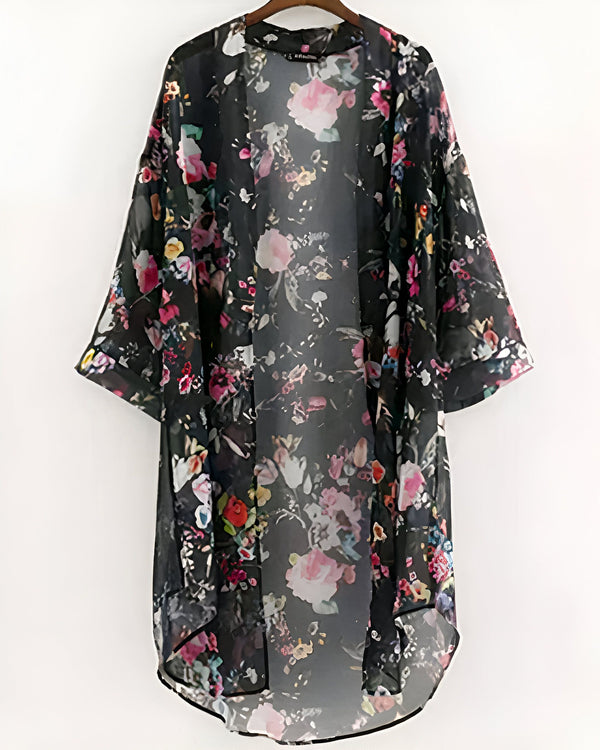 Kimono noir transparent à motif floral sur un cintre. Vêtement d'été léger et élégant. Notre collection de kimonos pour femmes.