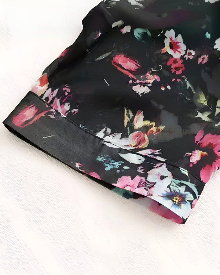 Détail d'un kimono à motifs floraux sur fond noir. Vente de kimonos élégants et originaux. Tissus de qualité pour un style unique.