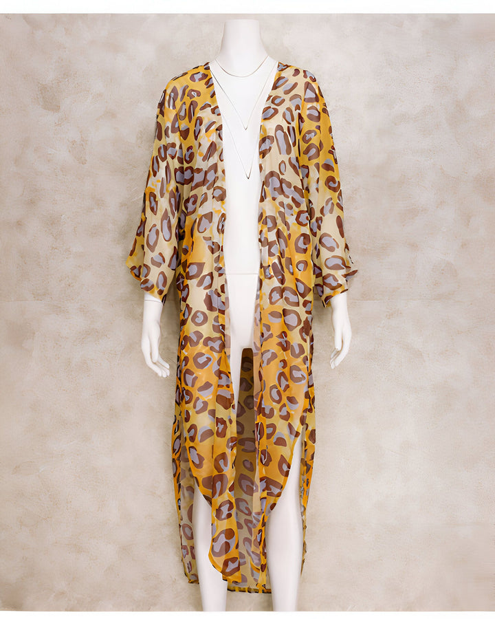 Kimono long à imprimé léopard sur mannequin blanc. Vêtement d'été léger et tendance. Parfait pour ajouter une touche bohème à votre look. Découvrez notre collection de kimonos uniques en ligne.