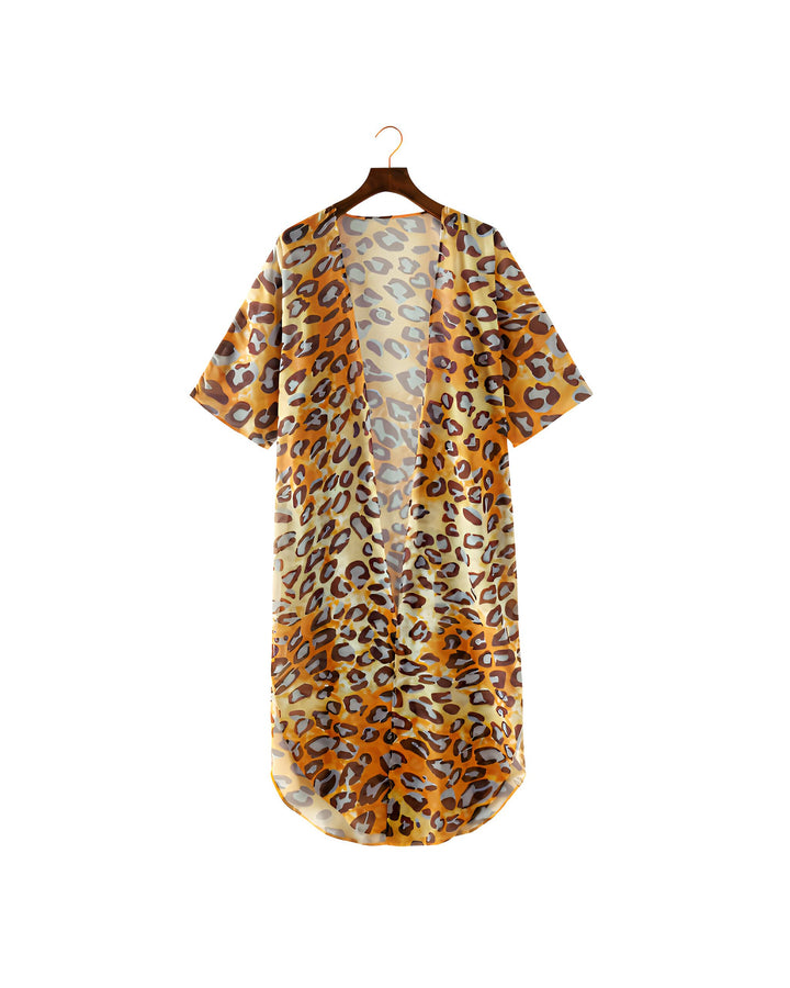 Kimono long à motif léopard sur un cintre. Vêtement léger et tendance, idéal pour compléter une tenue. Découvrez notre collection de kimonos.